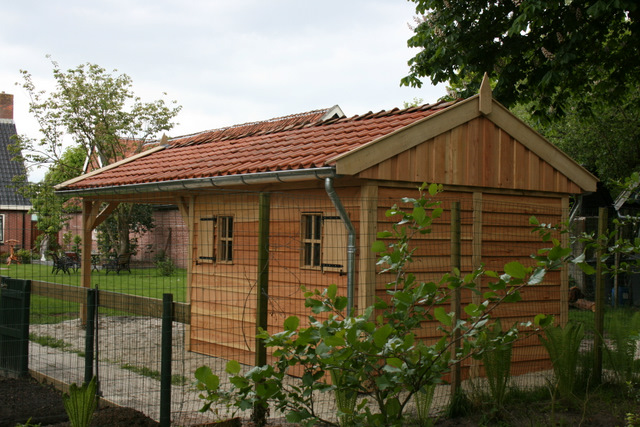 Vechtdalbouwsystemen - Eikenhouten tuinhuis met carport geplaatst in Groningen.