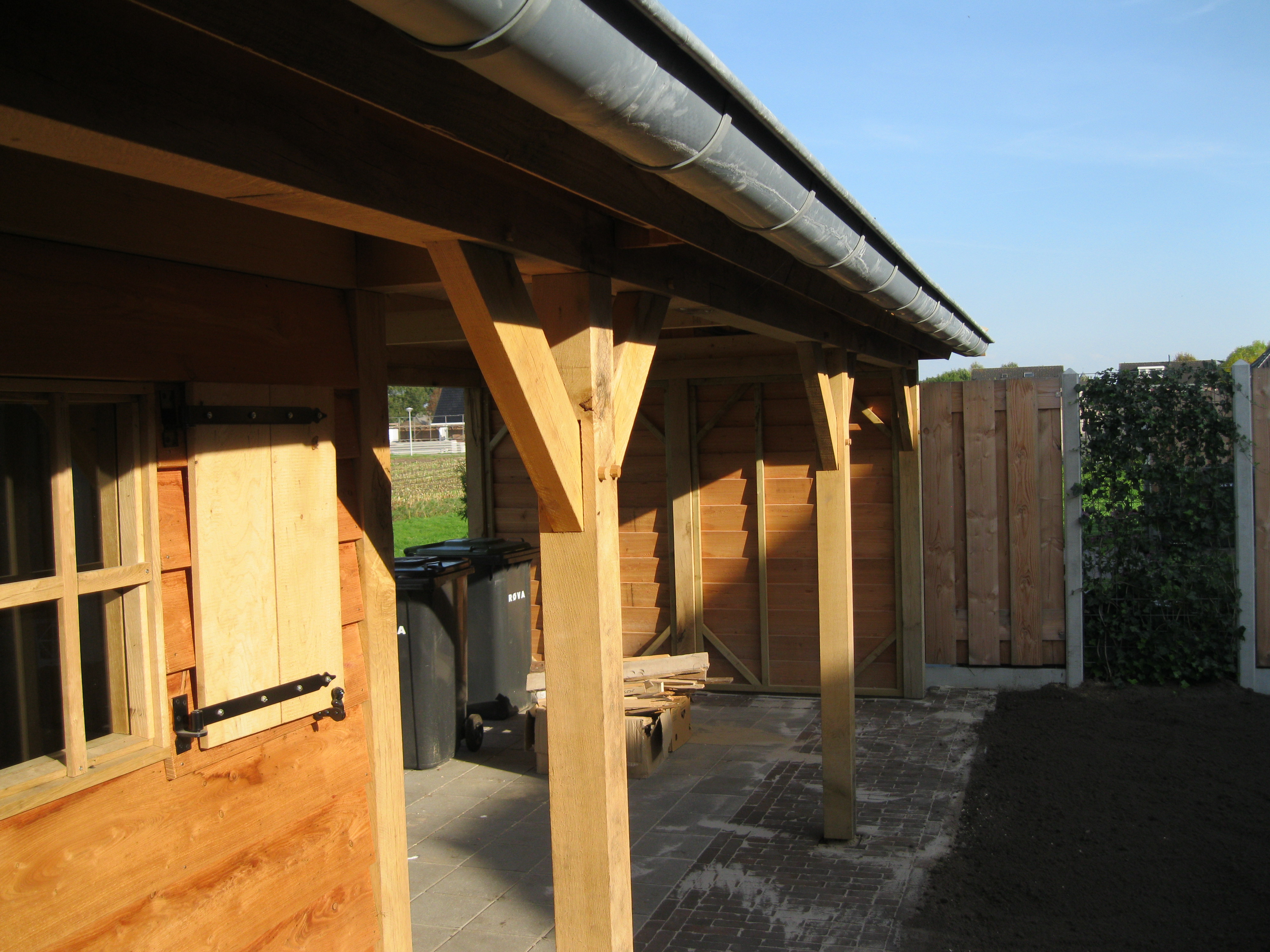 gemakkelijk klimaat Knuppel Eikenhouten tuinhuis met veranda als bouwpakket geleverd. -  Vechtdalbouwsystemen