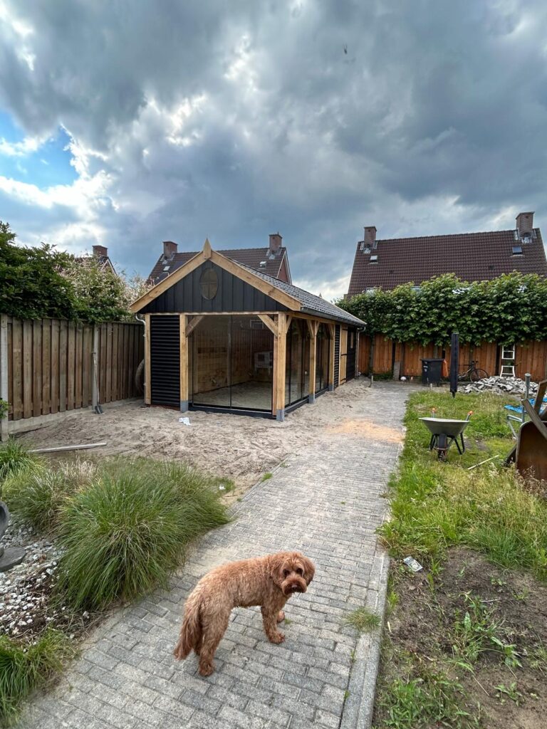 Houten-tuinhuis-met-overkapping-768x1024 - Landelijke tuinhuis met overkapping