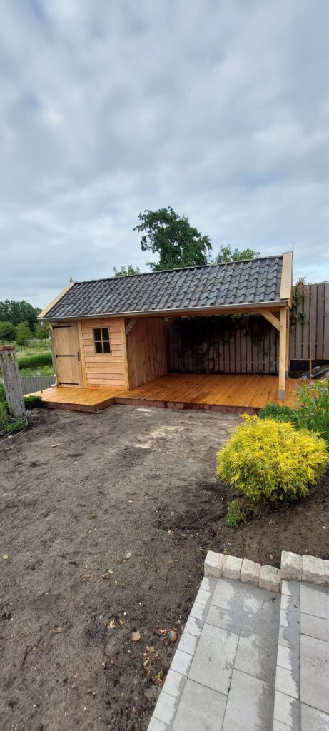 Houten-tuinhuis-met-terrasoverkapping-1-461x1024 - Tuinhuis met terrasoverkapping