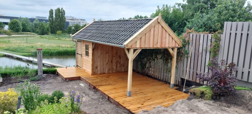 Houten-tuinhuis-met-terrasoverkapping-1024x462 - Tuinhuis met terrasoverkapping