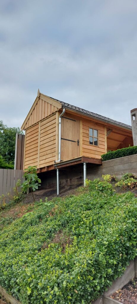 Houten-tuinhuis-met-terrasoverkapping-2-462x1024 - Tuinhuis met terrasoverkapping