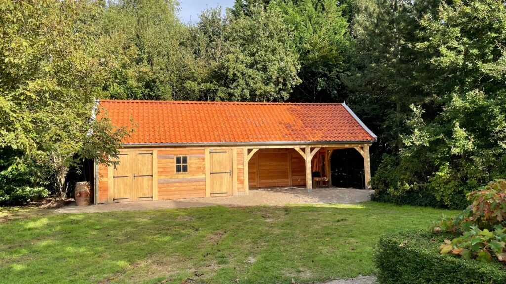 Houten-schuur-met-carport-1024x576 - Landelijke schuur met carport