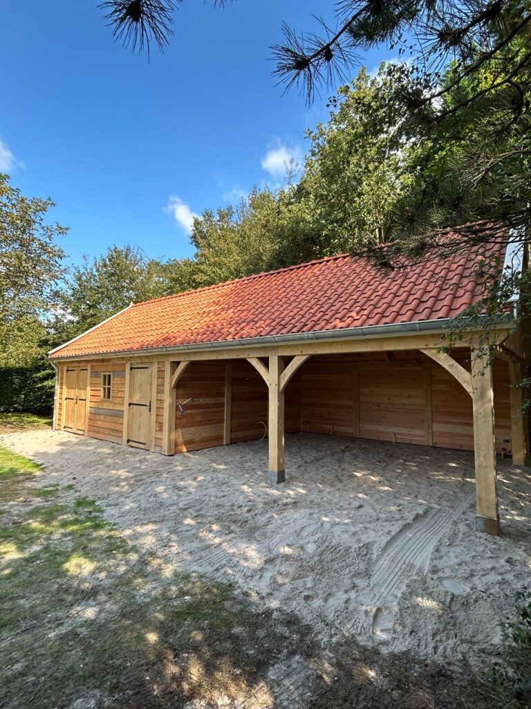 Houten-schuur-met-carport-2-768x1024 - Landelijke schuur met carport