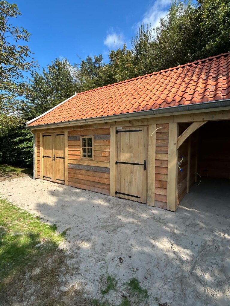 Houten-schuur-met-carport-3-768x1024 - Landelijke schuur met carport