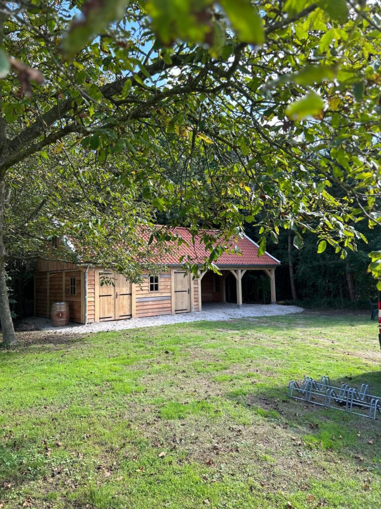 Houten-schuur-met-carport-6-768x1024 - Landelijke schuur met carport