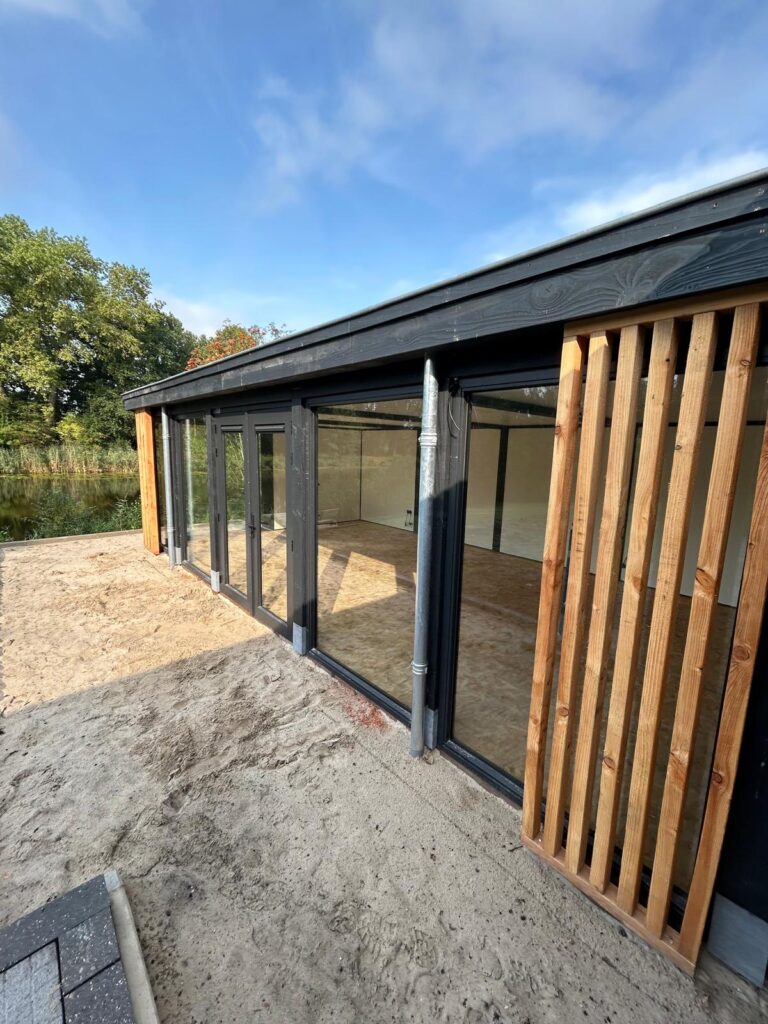 Moderne-tuinkamer-tegen-de-woning-4-768x1024 - Moderne tuinkamer aan de woning