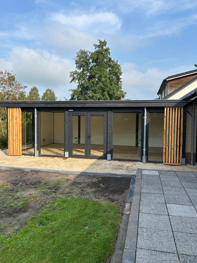 Moderne-tuinkamer-tegen-de-woning-5-768x1024 - Moderne tuinkamer aan de woning