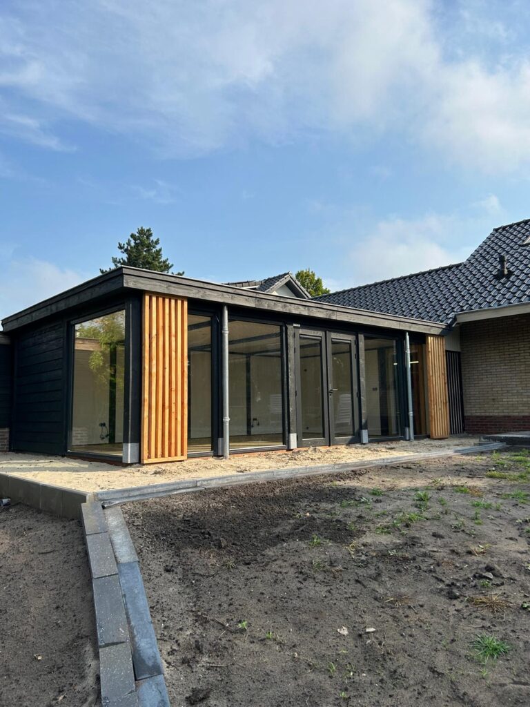 Moderne-tuinkamer-tegen-de-woning-6-768x1024 - Moderne tuinkamer aan de woning